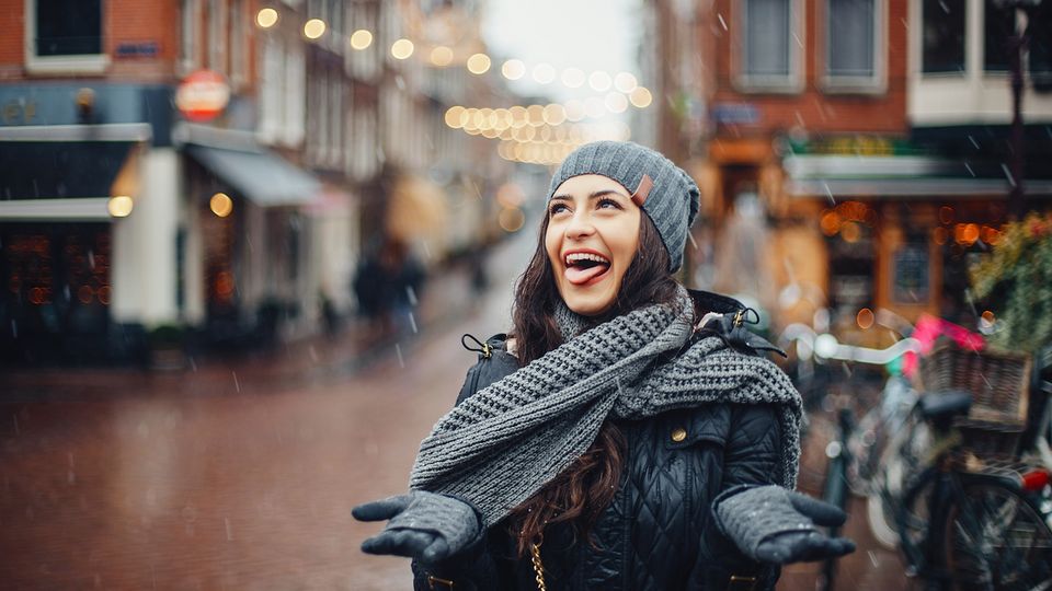 Touristin in Amsterdam im Winter