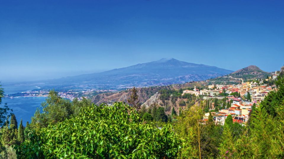 Taormina mit Ätna im Hintergrund