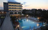 Außenansicht am Abend auf das Hotel Sabbie d´Oro auf Sizilien in Italien