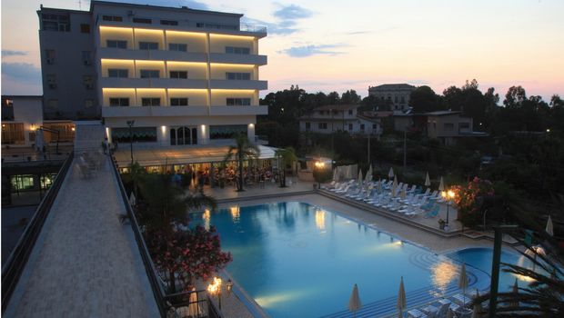 Außenansicht am Abend auf das Hotel Sabbie d´Oro auf Sizilien in Italien