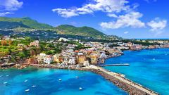 Blick auf den Hafen von Ischia