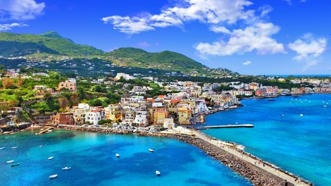 Blick auf den Hafen von Ischia