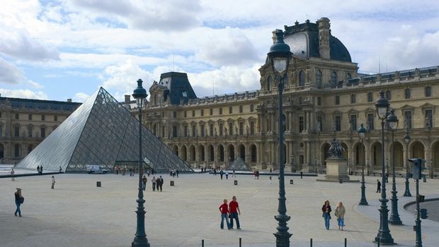 Louvre mit Pyramide in Paris