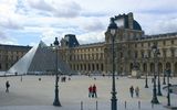 Louvre mit Pyramide in Paris