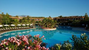 großer Pool mit mediterraner Begrünung im Acacia Resort auf Sizilien in Italien