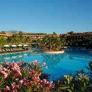 großer Pool mit mediterraner Begrünung im Acacia Resort auf Sizilien in Italien
