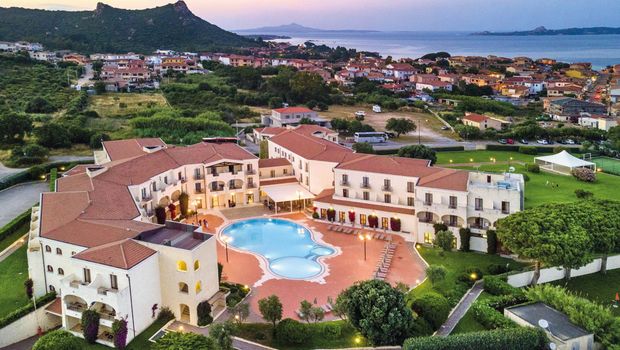 Drohnenansicht auf das Blu Hotel Morisco in Sardinien, Italien 