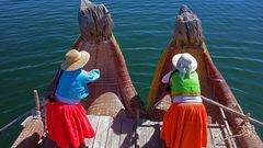 Frauen auf traditionellem Boot, Peru
