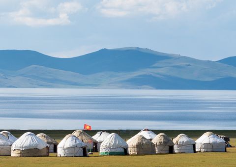 Jurten am Ufer des Issyk-Kul-Sees