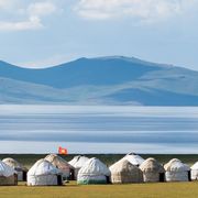 Jurten am Ufer des Issyk-Kul-Sees ©Jeroen Kleiberg, AdobeStock Jurten am Ufer des Issyk-Kul-Sees