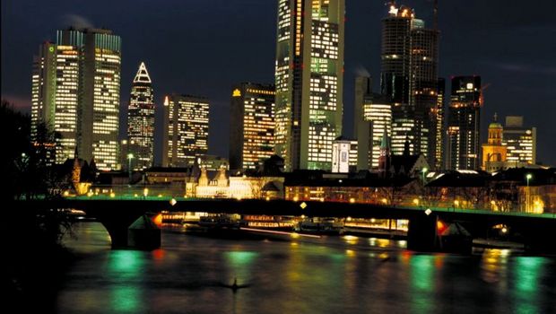 3177_._Frankfurt_Skyline_nachts_c_Schoen_Touristik