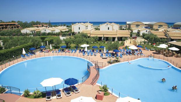 großer Außenpool am Hotel Dolcestate auf Sizilien in Italien