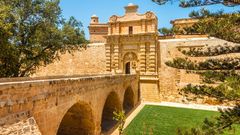 Eingangsbrücke und Tor zur Stadt Mdina