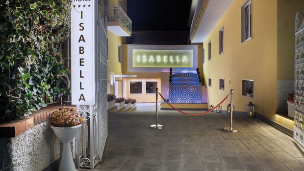 Eingang von Hotel Isabella am Abend 