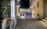 Eingang von Hotel Isabella am Abend 
