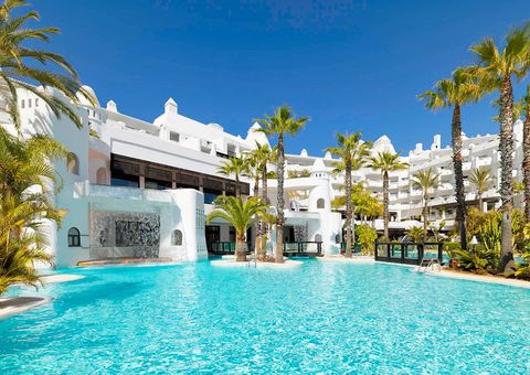 Weitläufige Poollandschaft eines weißen Luxusresorts mit Palmen, Wasserfällen und türkisblauem Wasser – perfekte Kulisse für einen entspannten Urlaub in der Sonne.