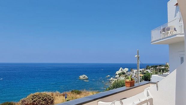 Balkon vom Hotel Albatros in Ischia, Italien, mit blauem Meer 