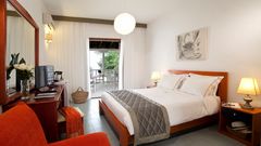 Helles und gemütliches Doppelzimmer mit modernem Komfort, Balkon mit Sitzgelegenheit und Blick ins Grüne – ideal für entspannte Urlaubstage.