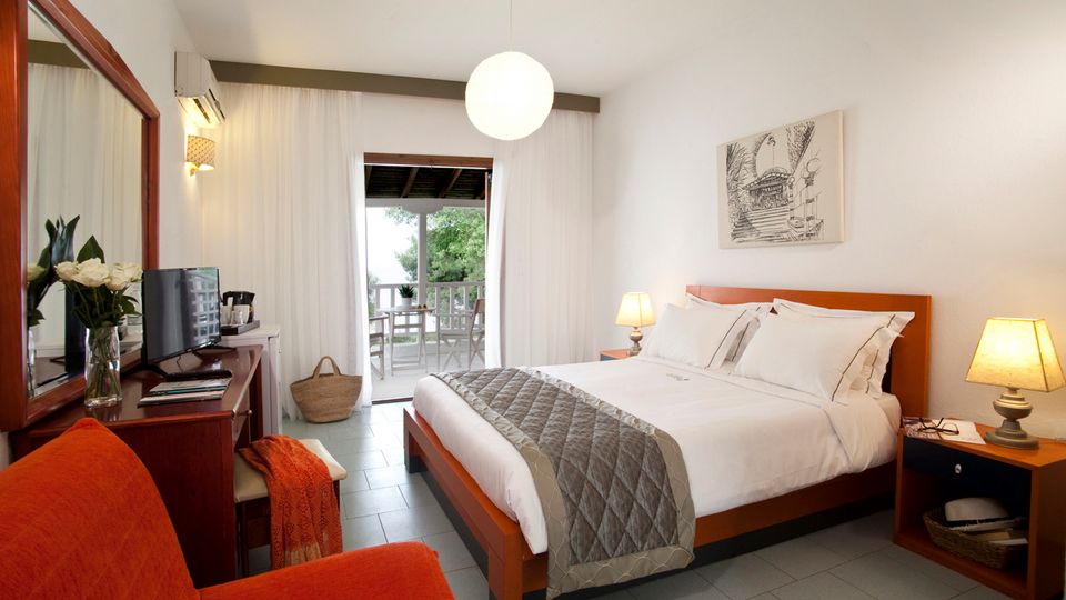 Helles und gemütliches Doppelzimmer mit modernem Komfort, Balkon mit Sitzgelegenheit und Blick ins Grüne – ideal für entspannte Urlaubstage.