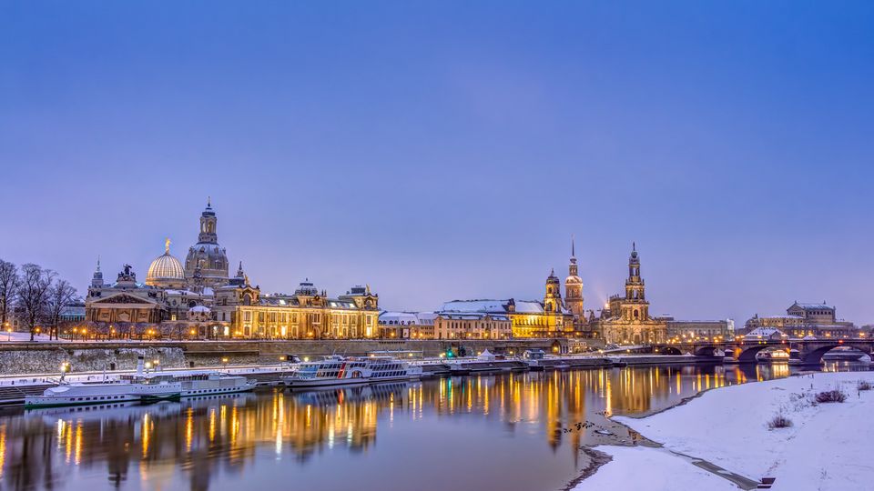 Dresden, Panorama im Lichterglanz ©mije shots, AdobeStock Dresden, Panorama im Lichterglanz