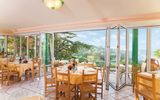 heller Essensraum vom Hotel Terme la Pergola mit atemberaubender Aussicht auf Ischia, Italien