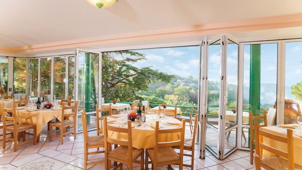 heller Essensraum vom Hotel Terme la Pergola mit atemberaubender Aussicht auf Ischia, Italien
