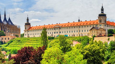Panoramablick auf St.-Barbara Kirche und das Jesuitenkolleg in Kuttenberg