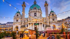 Weihnachtsmarkt auf dem Karlsplatz in Wien