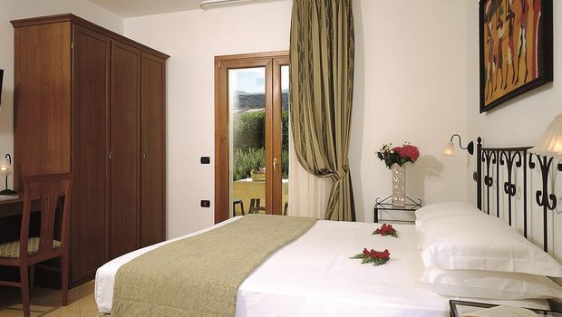 Zimmerbeispiel im Blu Hotel Morisco in Sardinien, Italien