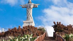 Die Christo-Rei-Statue auf Madeira: Eine eindrucksvolle Christusstatue mit ausgebreiteten Armen, stehend auf einem Felsvorsprung mit Blick auf den Atlantischen Ozean.