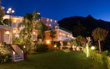 Außenbereich vor Hotel Terme la Pergola auf Ischia, Italien bei Nacht