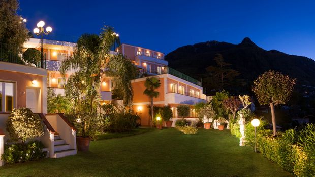 Außenbereich vor Hotel Terme la Pergola auf Ischia, Italien bei Nacht