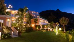 Außenbereich vor Hotel Terme la Pergola auf Ischia, Italien bei Nacht