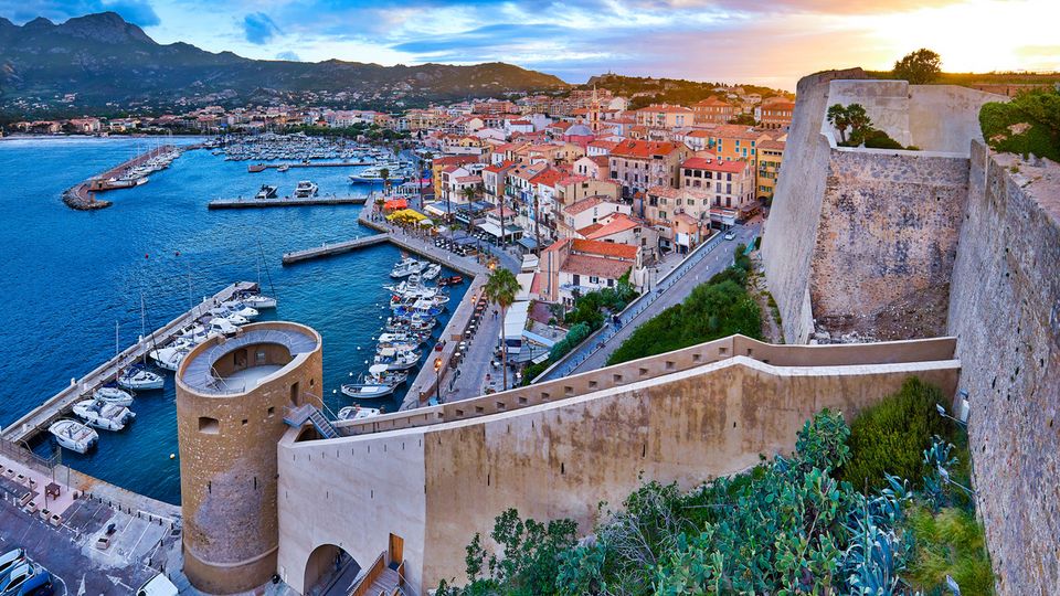 Calvi, Blick auf Stadt und Hafen