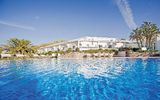 Pool vor Hotel Albatros mit blauem Himmel und Palmen
