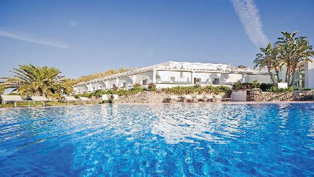 Pool vor Hotel Albatros mit blauem Himmel und Palmen