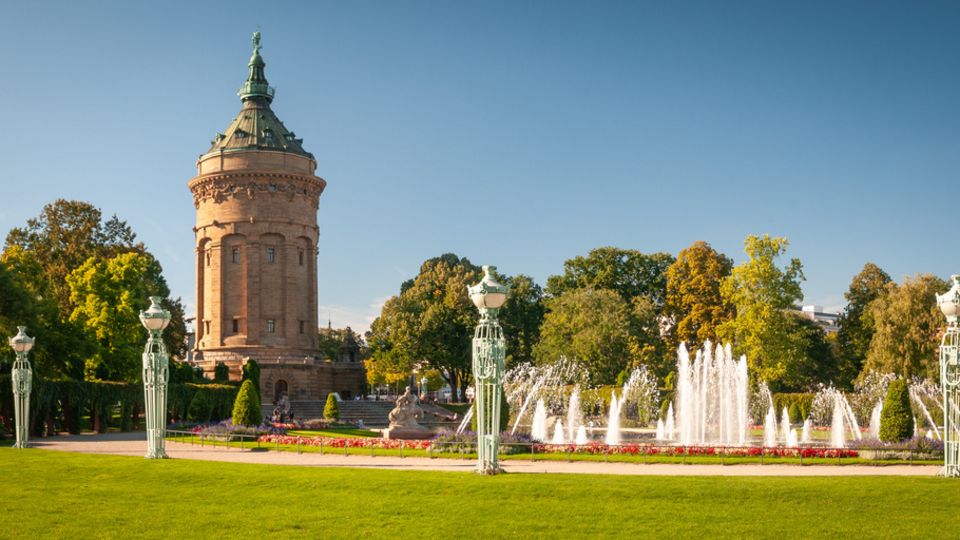 Mannheim, Park am Friedrichsplatz mit Wasserturm