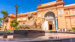 Ägyptisches Museum in Kairo mit einer Sphinx vor dem Eingang