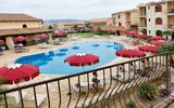 Pool mit Liegen am Hotel Posada auf Sardinien in Italien