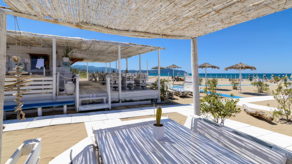 Hotel Mandetta, Strand mit Bar