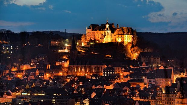 Marburg mit Schloss bei Nacht