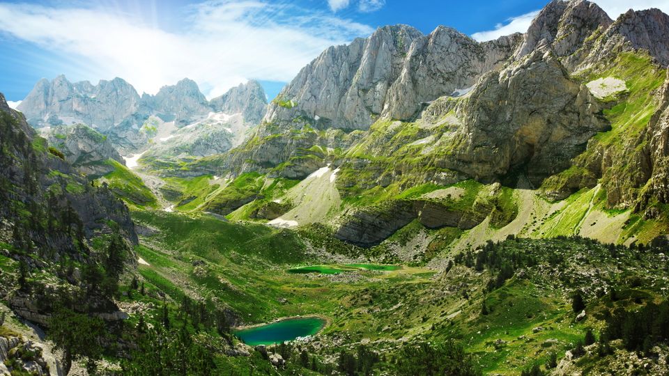 Albanische Alpen im Tal mit See