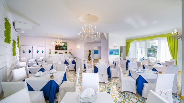 edel eingerichtetes Restaurant im Hotel La Madonnina  auf Ischia, Italien