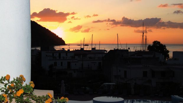 Blick auf Sonnenuntergang von Hotel Aktea in Italien, Liparische Inseln