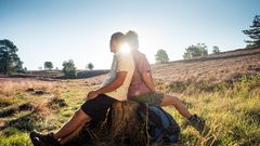 Lüneburger Heide, Wanderrasten, Pärchen in der Sonne