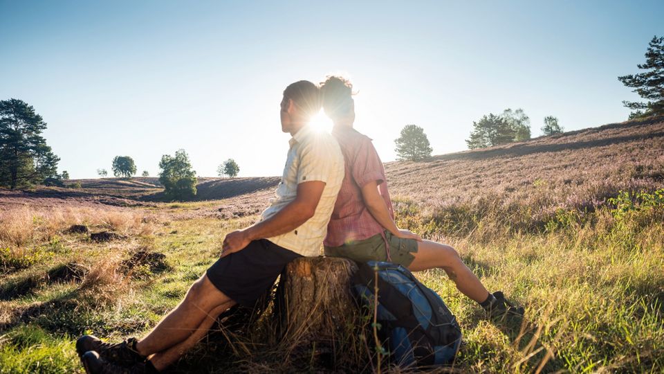 Lüneburger Heide, Wanderrasten, Pärchen in der Sonne