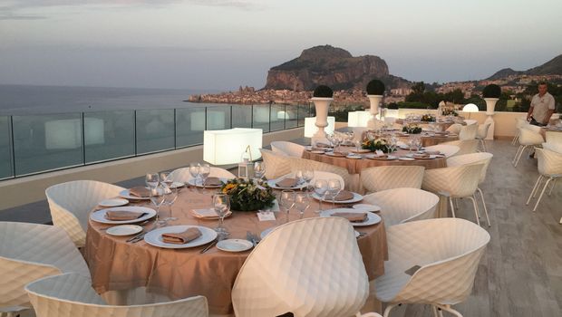 entspannt Essen auf der modernen Terrasse mit Aussicht auf das Meer am Hotel Sabbie d´Oro auf Sizilien in Italien