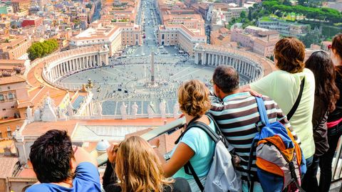 Touristen auf der Kuppel des Petersdom