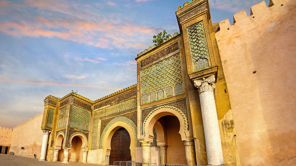 historische Stadtmauern mit dem Bab Mansour-Tor in der Medina von Meknès