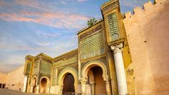 historische Stadtmauern mit dem Bab Mansour-Tor in der Medina von Meknès